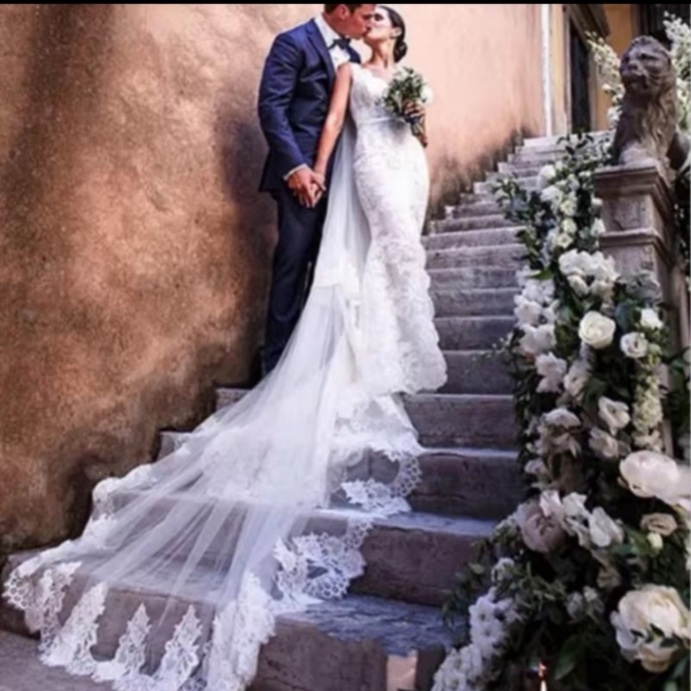 Elegant Off White Lace Veil With Blusher - Picture 3 of 10